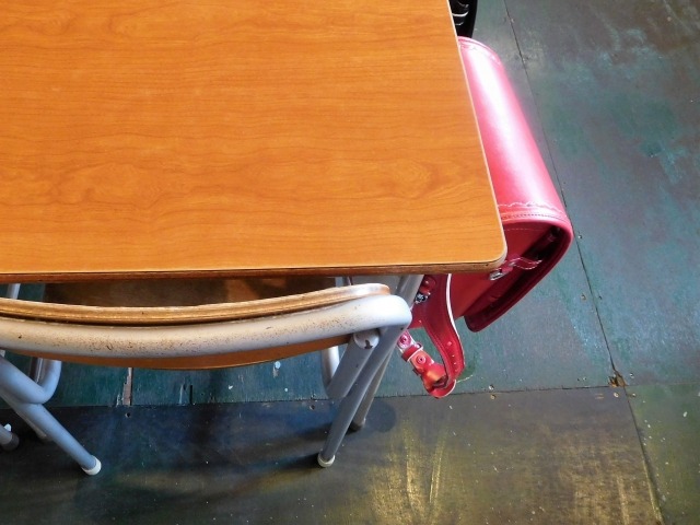 机と椅子と赤いランドセル