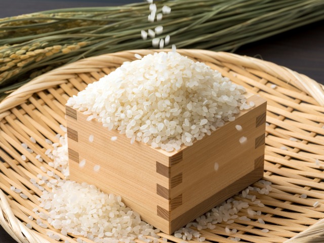 お米が升に入れられている様子