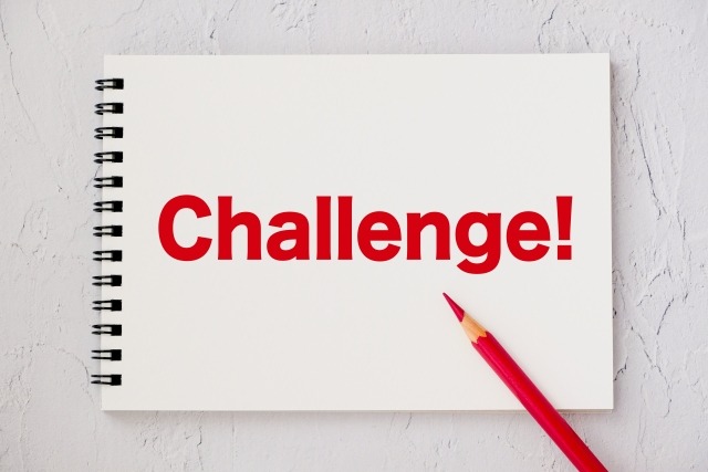 ノートに赤字で書かれた「challenge」と赤鉛筆1本