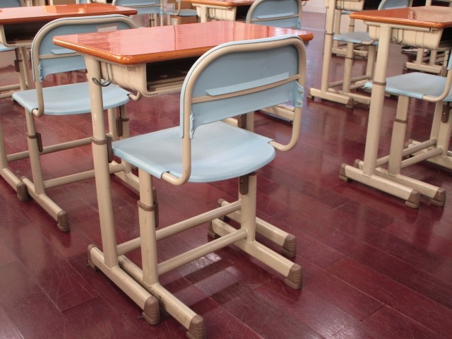 教室の机と椅子
