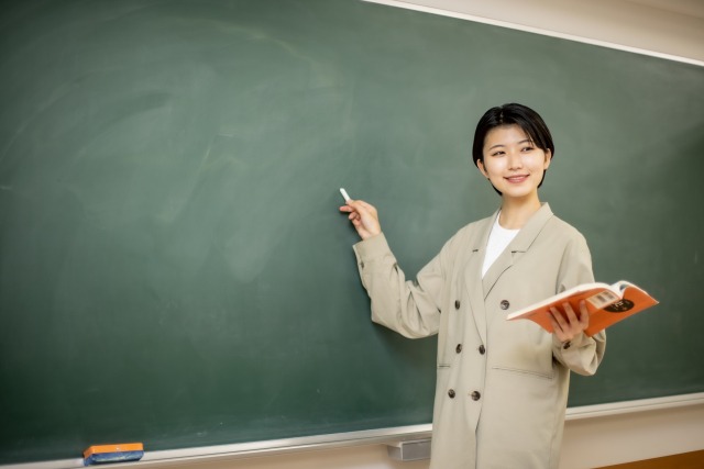 黒板に板書する女性教師